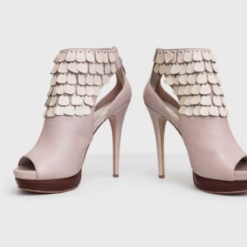 NIB Cream leather w/fringe VELVET ANGELS Leather Peep-toe platform Heels Sz 37.5
